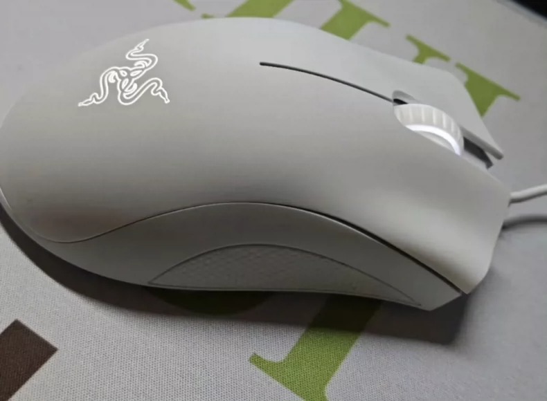 全新雷蛇鼠标，Razr雷蛇炼狱蝰蛇标准版，电竞办公两用神器！  全新未拆封，标价即卖价，包邮到家！库存有限，先到先得～  进口芯片，磨砂质感，精准定位，自定义按